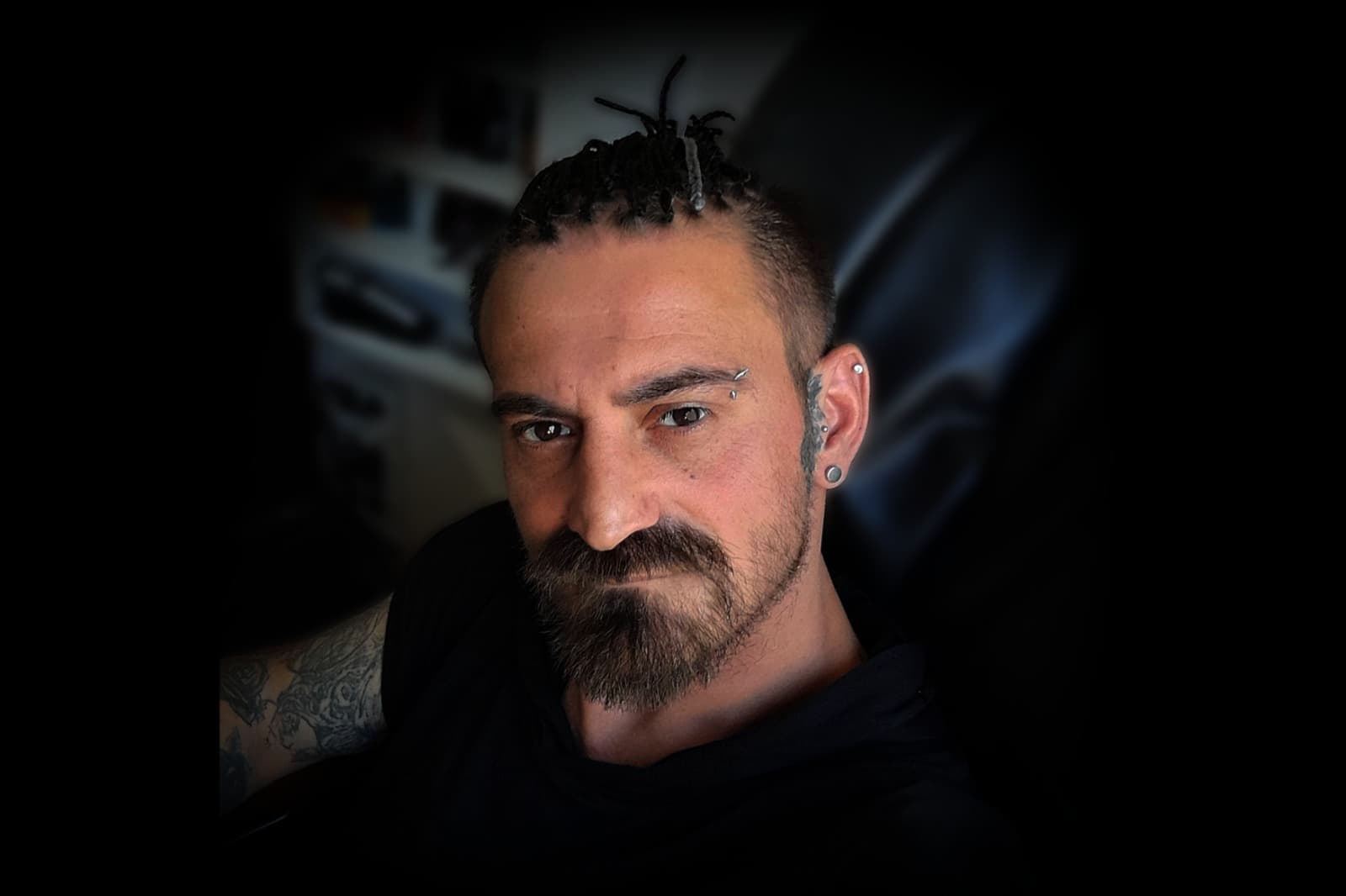 Emrah Okay portresi