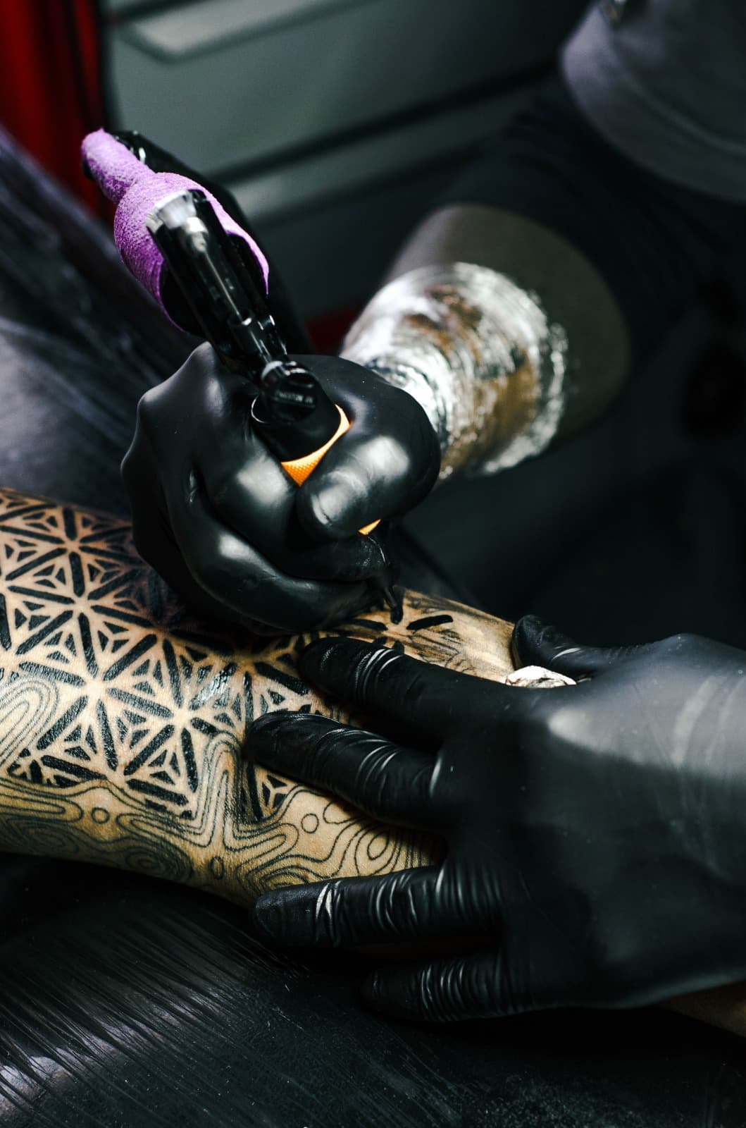 Bacağa uygulanan geometrik dotwork dövme çalışması