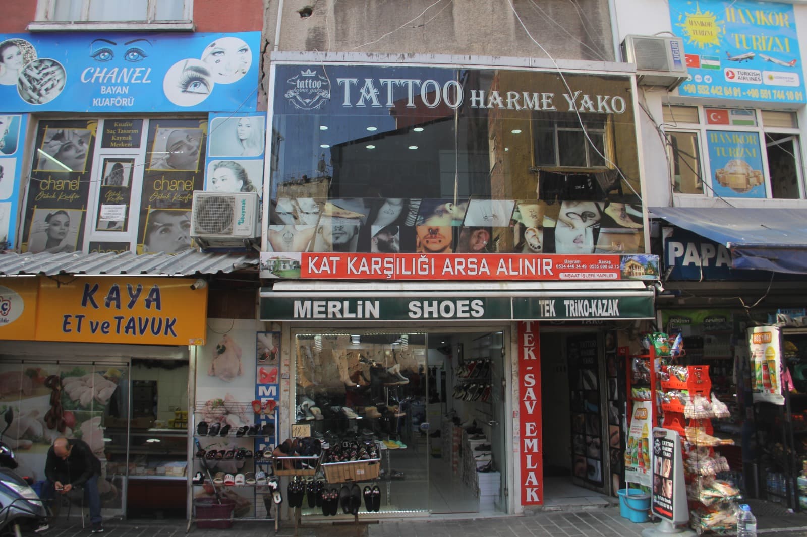 Tattoo Harme Yako stüdyosunun dış cephesi ve tabelası